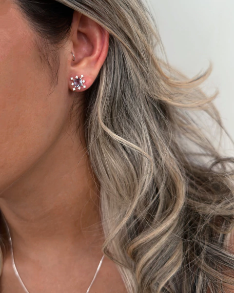 Brinco zircônia quadrada Lilás - bordas cravejadas com zircônias - em Prata 925 - comprar online