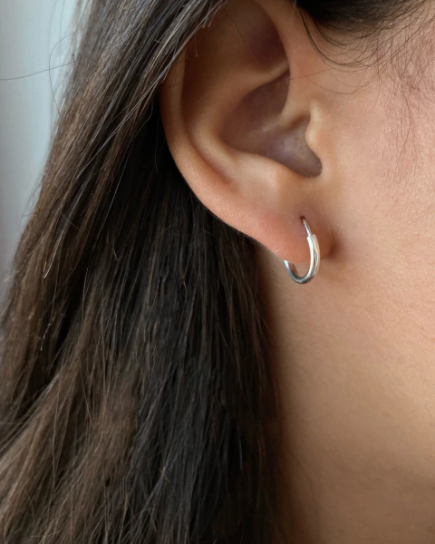 Argola redonda - 1,1 cm - fecho rebite- em Prata 925