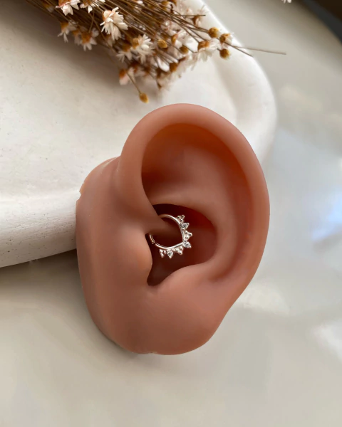 Piercing argola com detalhes de bolinhas e zircônias - 0,8 cm x 0,9 cm - em Prata 925 - comprar online