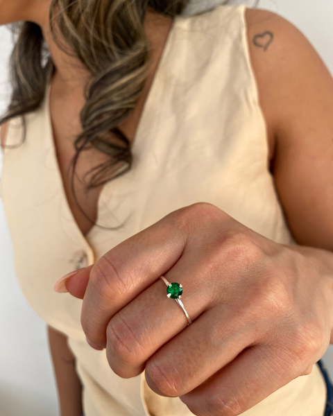 Anel solitário fino - zircônia verde