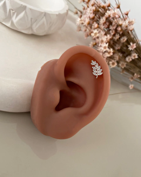 Piercing pino folhagem lado direito - com haste em aço cirúrgico e topo em prata 925