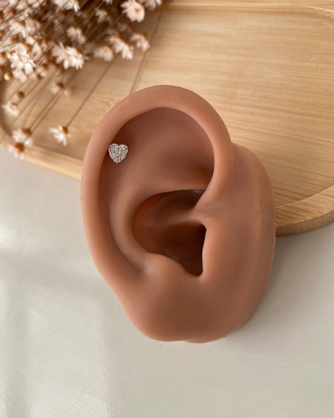 Piercing coração cravejado - Topo em Prata 925 - haste de aço cirúrgico - comprar online