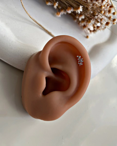 PIERCING FOLHA - lado direito - topo em Prata 925 e haste em aço cirúrgico. - comprar online