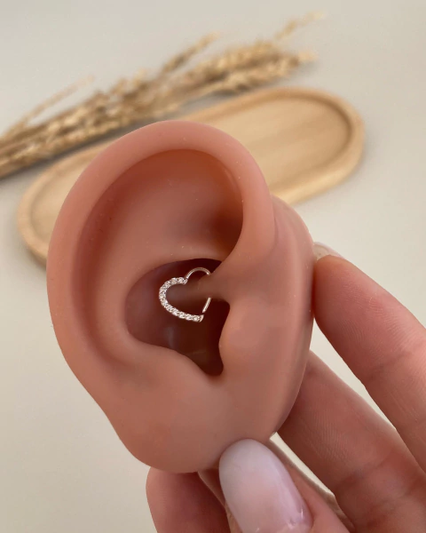 Piercing Coração -1 cm - Daith - cravejado lado direito da orelha - em Prata 925