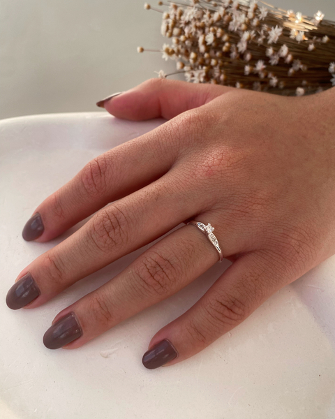 Anel solitário com zircônia de 2 mm e micro zircônias nas laterais - comprar online