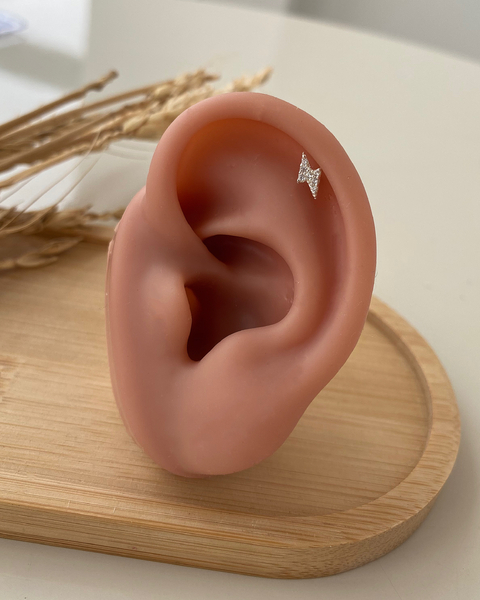 Piercing Raio Cravejado - Topo em Prata 925 com Haste de Aço Cirúrgico