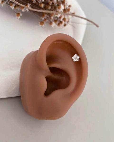 Piercing flor - 5 mm- Topo em Prata 925 e haste em aço cirúrgico - comprar online