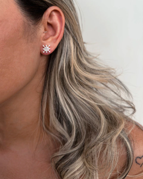 Brinco zircônia quadrada - bordas cravejadas com zircônias - em Prata 925 - comprar online