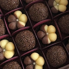 Molde de Silicone Flor Frisada Brigadeiro Docinho Dois Amores cód 480 na internet