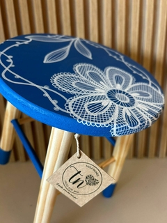 Imagem do Banquinho decorativo - Azul rendado