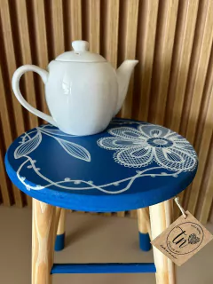 Banquinho decorativo - Azul rendado