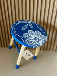 Banquinho decorativo - Azul rendado na internet