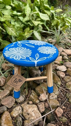 Banquinho decorativo - Azul rendado na internet