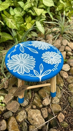 Banquinho decorativo - Azul rendado - comprar online