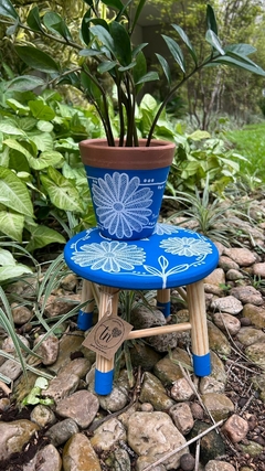 Banquinho decorativo - Azul rendado - Taisa Nunes - Feito por mim