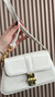 Bolsa com detalhe dourado na internet