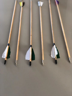 FLECHA DE MADEIRA PENA NATURAL