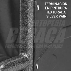 Vista cercana de la estructura de una silla de ruedas de traslado, resaltando la pintura texturada silver vain.