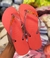 Chinelo com pingentes na internet