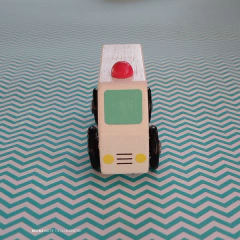 Autito de madera (Ambulancia) - comprar online