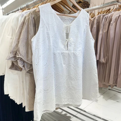 MUSCULOSA BRODERIE ESCOTE CON TIRTAS