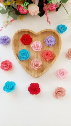 Flor de poliéster com varias opções de cores