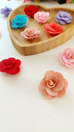 Flor de poliéster com varias opções de cores - comprar online