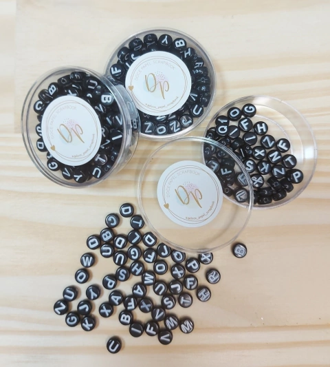 Latinha com letrinhas Preto e Branco