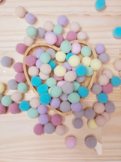 POMPOM CANDY COLORS EM 3 TAMANHOS