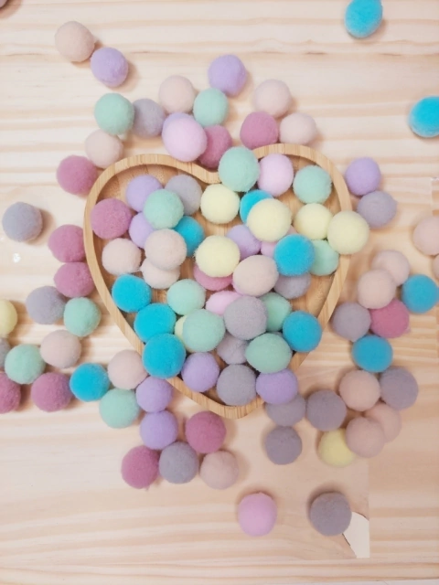 POMPOM CANDY COLORS EM 3 TAMANHOS