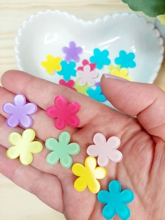 APLIQUE FLOR EM RESINA 20X20MM COM 4 UNIDADES