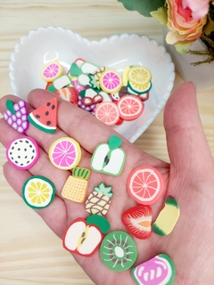 APLIQUE DE FRUTAS 20MM EM PVC COM 10 UNIDADES VARIADAS