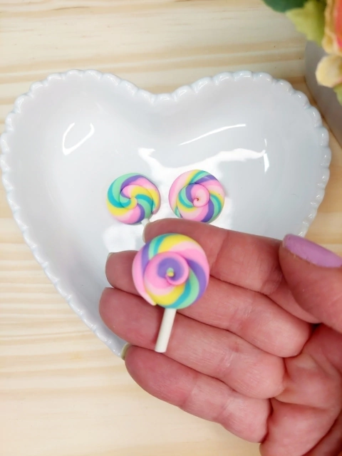 APLIQUE PIRULITO TIE DYE 26X43MM EM PVC COM 2 UNIDADES