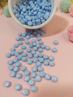 Pacotinho de letrinhas em azul com escrita em branco