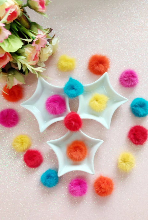 Pompom chato peludinho em cores variadas