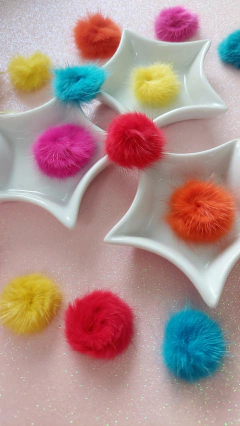 Pompom chato peludinho em cores variadas na internet