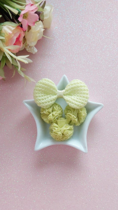 Imagem do Lacinhos fofo de Tricô Grande com pompons de tule