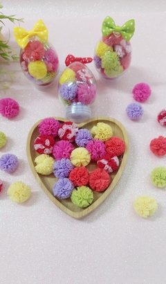 Ovinhos com pompons de tule coloridos