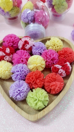 Ovinhos com pompons de tule coloridos - comprar online