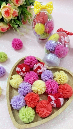 Ovinhos com pompons de tule coloridos - Doce Papel Scrapbook