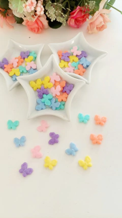 Borboleta colorida com furo passante