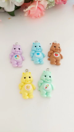 Pingente em Resina Ursinhos Carinhosos - cores a escolher - comprar online