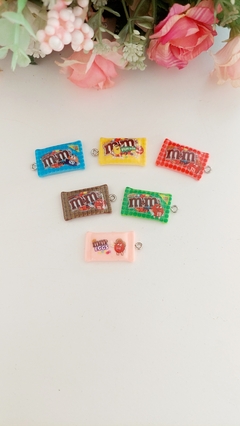 Pingente em Resina do Chocolate M&M - cores variadas - comprar online
