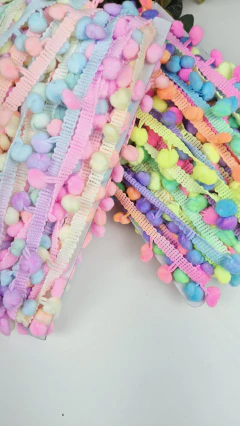 A fita Pompom Grelot Multicolorido em 2 tons de 20mm