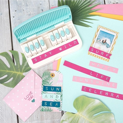 Word Punche Board - Ferramenta para perfurar letras maiúsculas - WeR - Doce Papel Scrapbook