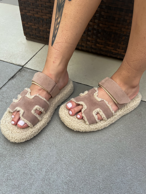 SANDÁLIA PÂMELA BIRKEN PELÚCIA