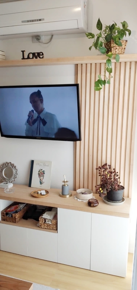 Imagen de un panel varillado de 200 cm de alto en un ambiente moderno con un televisor y decoración minimalista.