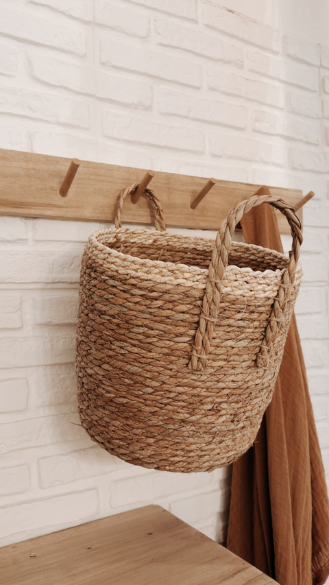 Perchero Arrayán Paraiso con cesto de mimbre colgado, fondo de pared blanca.
