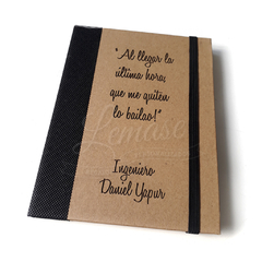 Cuaderno ecologico con boligrafo en internet