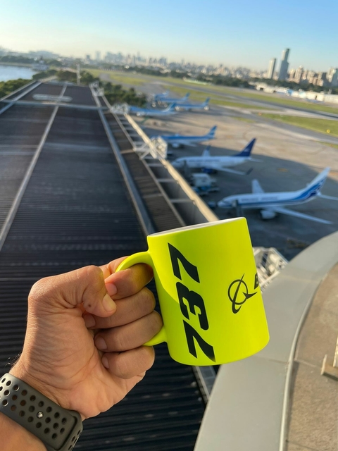 TAZA LOGO 737 AMARILLA